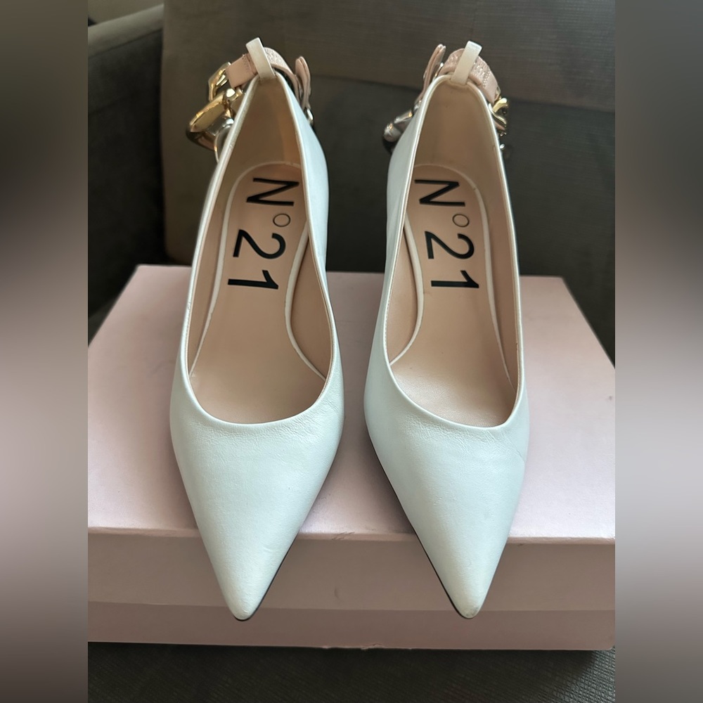 No. 21 OFF WHITE PUMPS W/ GOLD CHAINS
